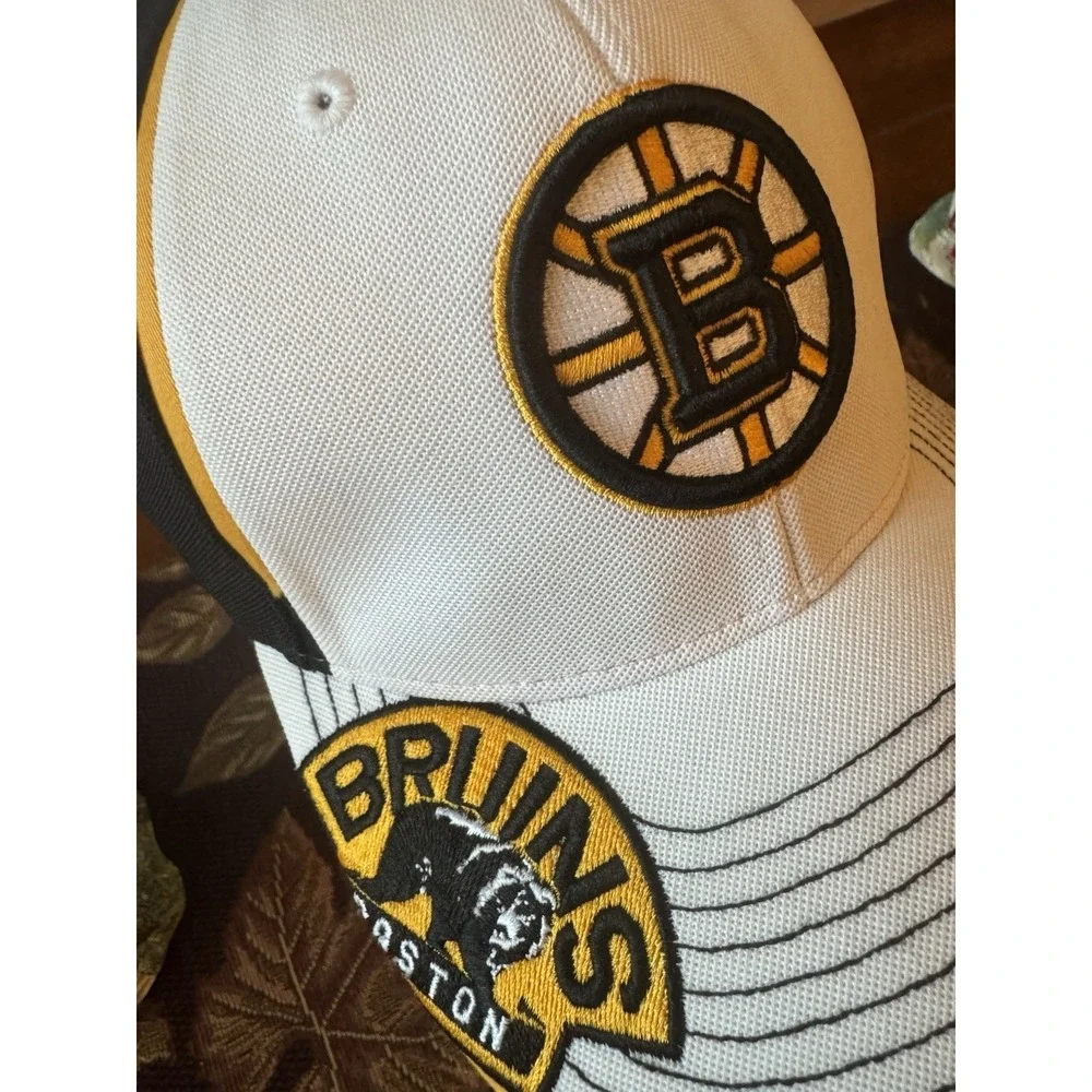 Reebok Center Ice Boston Bruins Hat S/M White Black Gold Flexfit Bear‎ Patch NHL